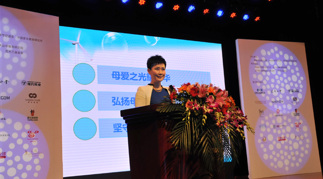 李小琳出席“中華母愛論壇”，接受新華網(wǎng)專訪