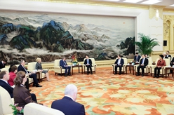 韓正會見中俄友好、和平與發(fā)展委員會第十四次全體會議與會代表