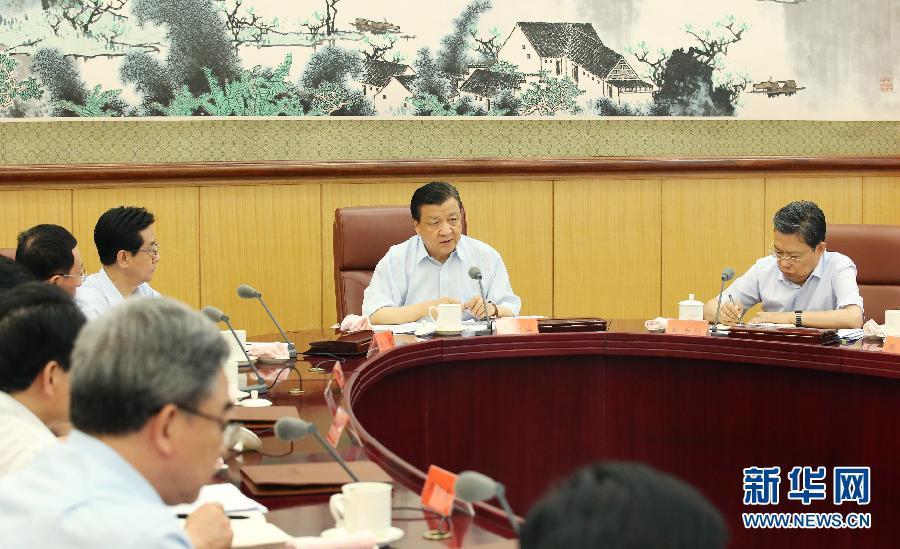 6月24日，中共中央政治局常委、中央黨的群眾路線教育實(shí)踐活動(dòng)領(lǐng)導(dǎo)小組組長(zhǎng)劉云山在北京主持召開(kāi)中央黨的群眾路線教育實(shí)踐活動(dòng)領(lǐng)導(dǎo)小組會(huì)議。新華社記者 姚大偉 攝 