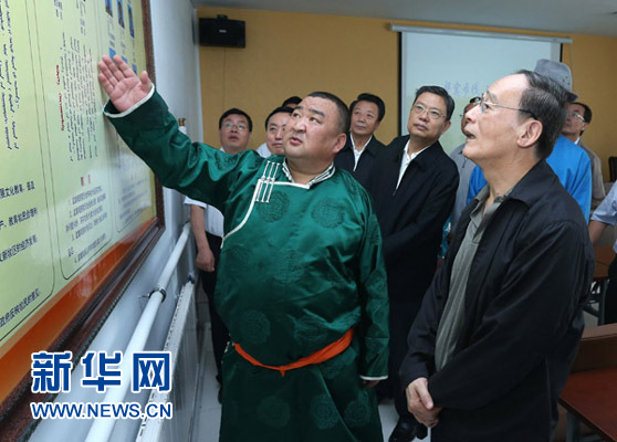 這是7月3日，王岐山在巴彥德力格爾嘎查“兩委”活動(dòng)室了解基層黨建情況。新華社記者 龐興雷 攝