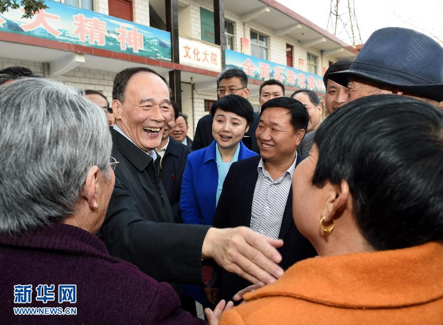 3月27日至28日，中共中央政治局常委、中央紀(jì)委書記王岐山到河南省調(diào)研，并主持召開(kāi)座談會(huì)。這是3月27日王岐山在河南林州姚村鎮(zhèn)馮家口村同村民親切交談。 新華社記者 饒愛(ài)民 攝