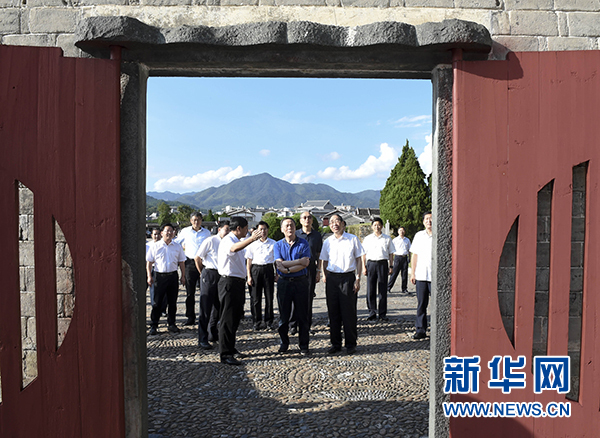 9月24日至26日，中共中央政治局常委、中央紀(jì)委書記王岐山在福建調(diào)研。這是9月24日，王岐山在上杭縣古田鎮(zhèn)參觀古田會(huì)議會(huì)址。新華社記者張鐸攝