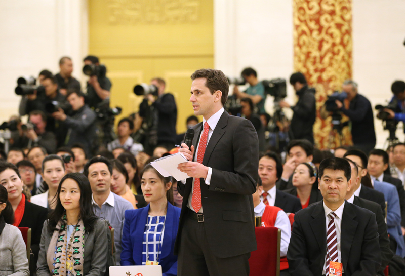 3月15日，國務(wù)院總理李克強在北京人民大會堂與中外記者見面，并回答記者提問。這是一位記者在提問。 新華社記者 劉衛(wèi)兵攝