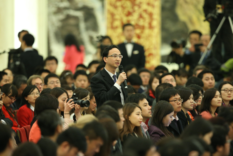 3月15日，國務(wù)院總理李克強在北京人民大會堂與中外記者見面，并回答記者提問。這是一位記者在提問。 新華社記者 龐興雷 攝