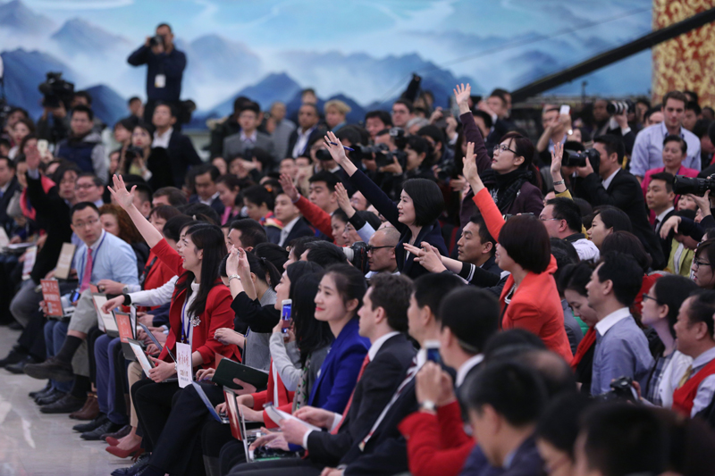 3月15日，國務(wù)院總理李克強在北京人民大會堂與中外記者見面，并回答記者提問。這是記者舉手爭取提問機會。 新華社記者 才揚 攝