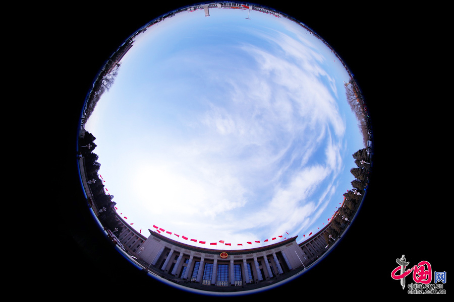  人民大會(huì)堂、天安門廣場(chǎng)、人民英雄紀(jì)念碑外部全景。中國(guó)網(wǎng) 鄭亮攝