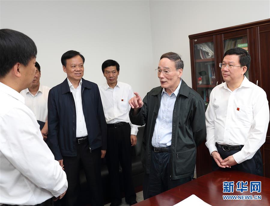 6月20日至22日，中共中央政治局常委、中央紀(jì)委書記王岐山在貴州省檢查紀(jì)檢監(jiān)察工作。這是6月21日，王岐山在省紀(jì)委與紀(jì)檢監(jiān)察干部親切交流。新華社記者 王曄 攝