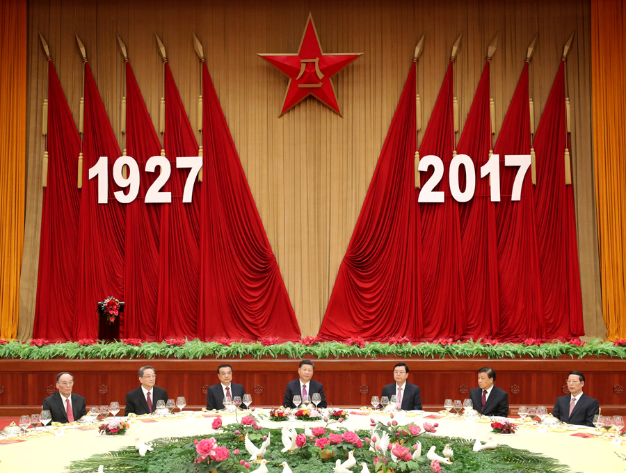 7月31日，中華人民共和國國防部在北京人民大會(huì)堂舉行盛大招待會(huì)，熱烈慶祝中國人民解放軍建軍90周年。中共中央總書記、國家主席、中央軍委主席習(xí)近平和李克強(qiáng)、張德江、俞正聲、劉云山、王岐山、張高麗等黨和國家領(lǐng)導(dǎo)人出席招待會(huì)。新華社記者 鞠鵬 攝