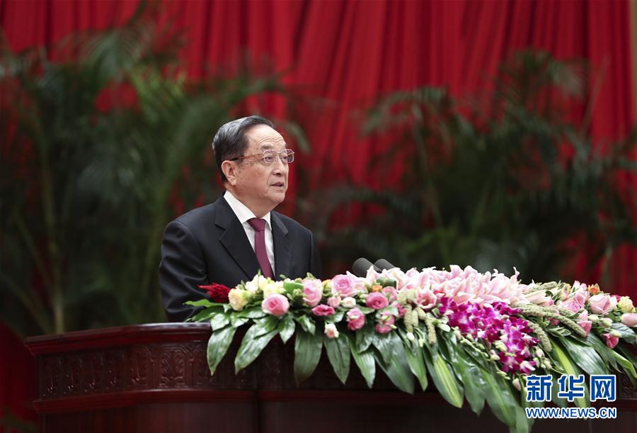 9月28日，全國政協(xié)辦公廳、中共中央統(tǒng)戰(zhàn)部、國務(wù)院僑辦、國務(wù)院港澳辦、國務(wù)院臺辦在北京人民大會堂聯(lián)合舉行國慶招待會。中共中央政治局常委、全國政協(xié)主席俞正聲與2800多名港澳臺僑各界代表歡聚一堂，慶祝中華人民共和國成立68周年。這是俞正聲在招待會上致辭。新華社記者 龐興雷 攝
