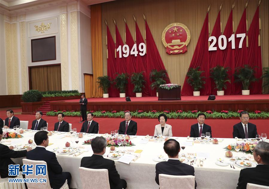 9月28日，全國政協(xié)辦公廳、中共中央統(tǒng)戰(zhàn)部、國務(wù)院僑辦、國務(wù)院港澳辦、國務(wù)院臺辦在北京人民大會堂聯(lián)合舉行國慶招待會。中共中央政治局常委、全國政協(xié)主席俞正聲與2800多名港澳臺僑各界代表歡聚一堂，慶祝中華人民共和國成立68周年。這是俞正聲在招待會上致辭。新華社記者 龐興雷 攝