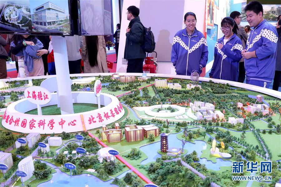 （十九大時光·圖文互動）（4）向著夢想，奮進！——來自“砥礪奮進的五年”大型成就展現(xiàn)場的報道 