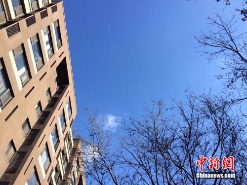 2017年12月7日，北京空氣質(zhì)量較好，圖為北京豐臺(tái)區(qū)某小區(qū)拍到的藍(lán)天。<a target='_blank'  >中新網(wǎng)</a> 邱宇 攝