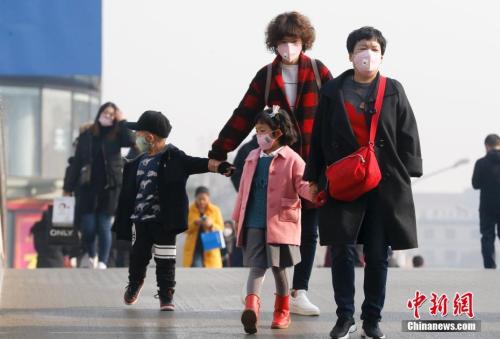2016年12月19日，北京被霧霾籠罩，民眾戴防霧霾口罩出行。 <a target='_blank' >中新社</a>記者 杜洋 攝