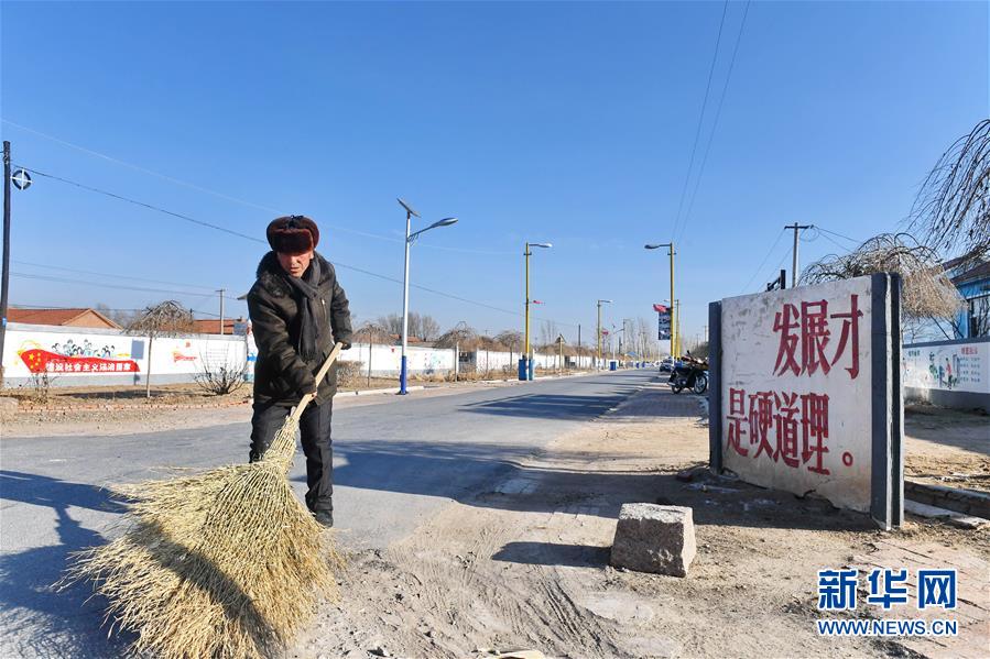 （新華全媒頭條·新時代新氣象新作為·圖文互動）（1）抬腳踏上水泥路，出門坐上公交車——我國竭力破除農(nóng)村交通“最后一公里”瓶頸