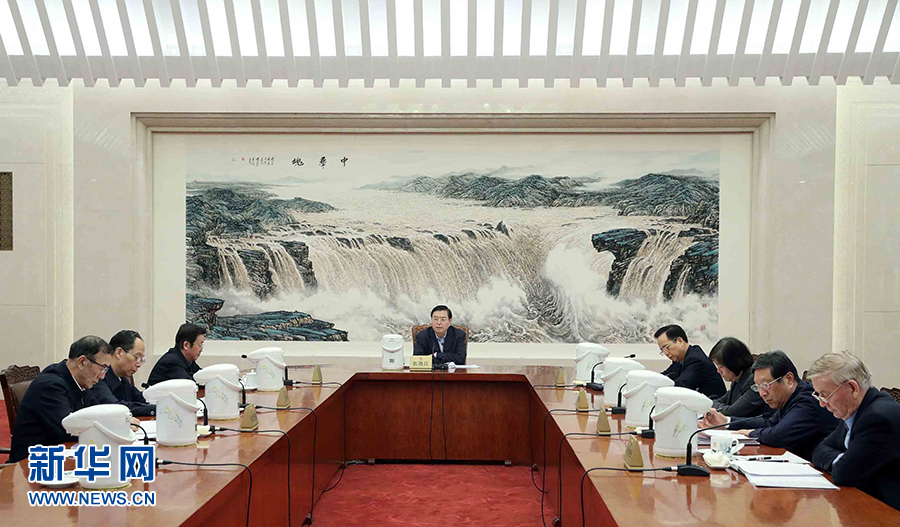 1月16日，中共十二屆全國人大常委會黨組在北京召開會議，認真學習領會習近平總書記在十九屆中央紀委二次全會上的重要講話和全會精神，研究部署貫徹落實工作。全國人大常委會委員長、常委會黨組書記張德江主持會議并講話。新華社記者 劉衛(wèi)兵 攝