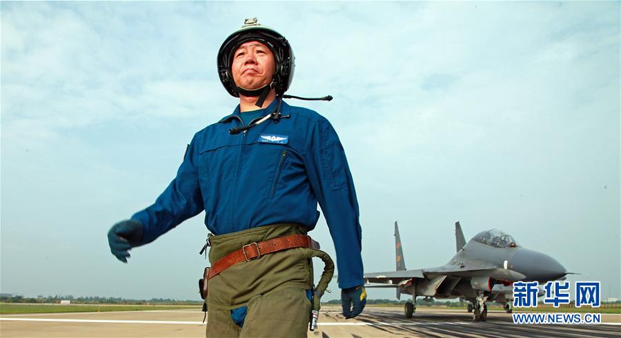 （新華全媒頭條·圖文互動(dòng)）（1）戰(zhàn)鷹，為祖國奮飛——記空軍航空兵某旅旅長(zhǎng)、特級(jí)飛行員郝井文