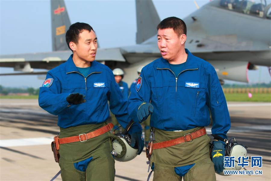 （新華全媒頭條·圖文互動(dòng)）（3）戰(zhàn)鷹，為祖國奮飛——記空軍航空兵某旅旅長(zhǎng)、特級(jí)飛行員郝井文