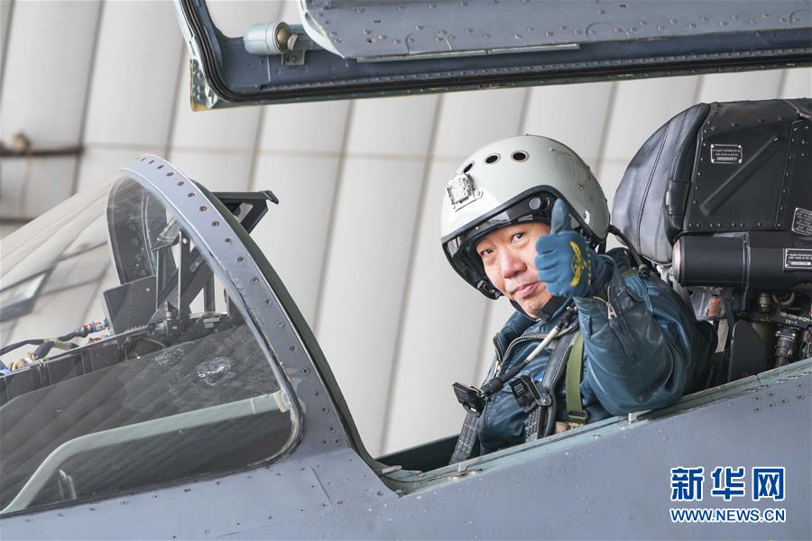 （新華全媒頭條·圖文互動(dòng)）（4）戰(zhàn)鷹，為祖國奮飛——記空軍航空兵某旅旅長(zhǎng)、特級(jí)飛行員郝井文