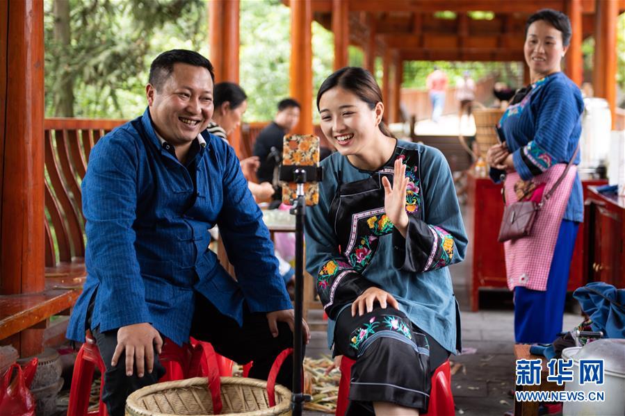 （新華全媒頭條·走向我們的小康生活·圖文互動）（10）那山，那人，那苗寨——十八洞村三代人的奮斗史