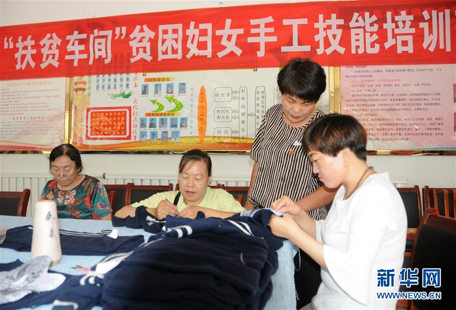 （決戰(zhàn)決勝脫貧攻堅(jiān)·圖文互動(dòng)）（1）內(nèi)蒙古河套：一雙巧手、一副棒針、一團(tuán)毛線打造貧困戶“炕頭經(jīng)濟(jì)”