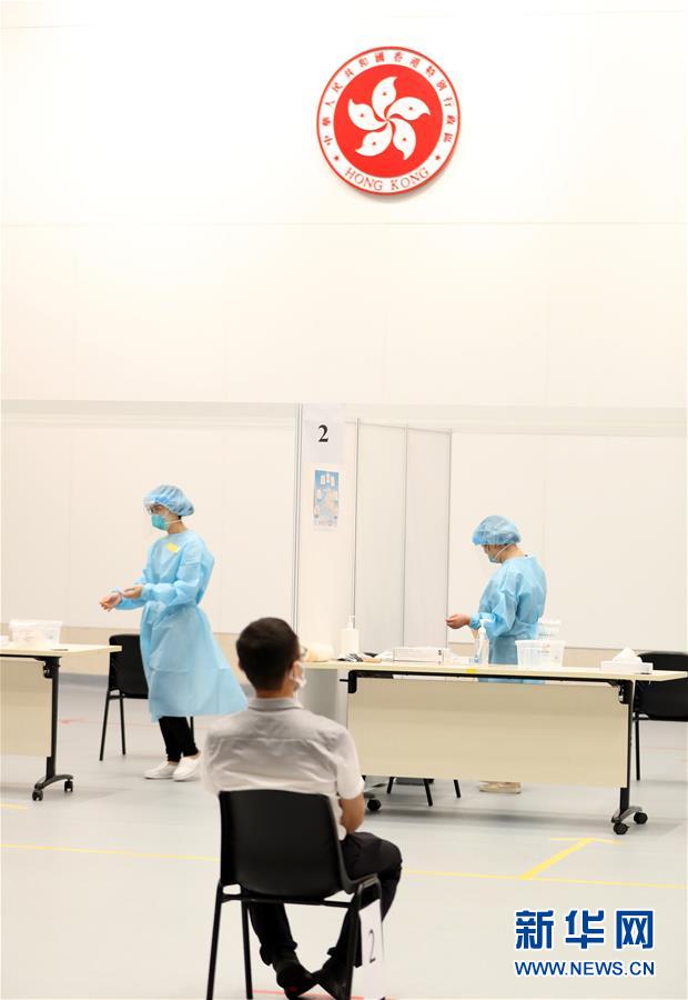 （圖文互動）（2）特寫：新冠病毒普檢首日，香港市民踴躍參與