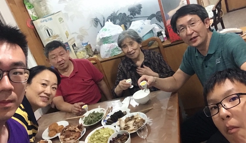 10月1日，留學生李天力（左一）在老家淄博的親戚家中與親人一起吃晚飯，共度中秋
