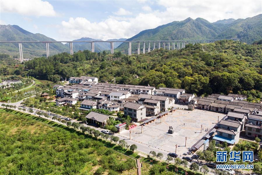 （習(xí)近平的小康故事·新華網(wǎng)·圖文互動(dòng)）（3）“真正解決好基層群眾看病難、看病貴問(wèn)題”——習(xí)近平和群眾健康的故事