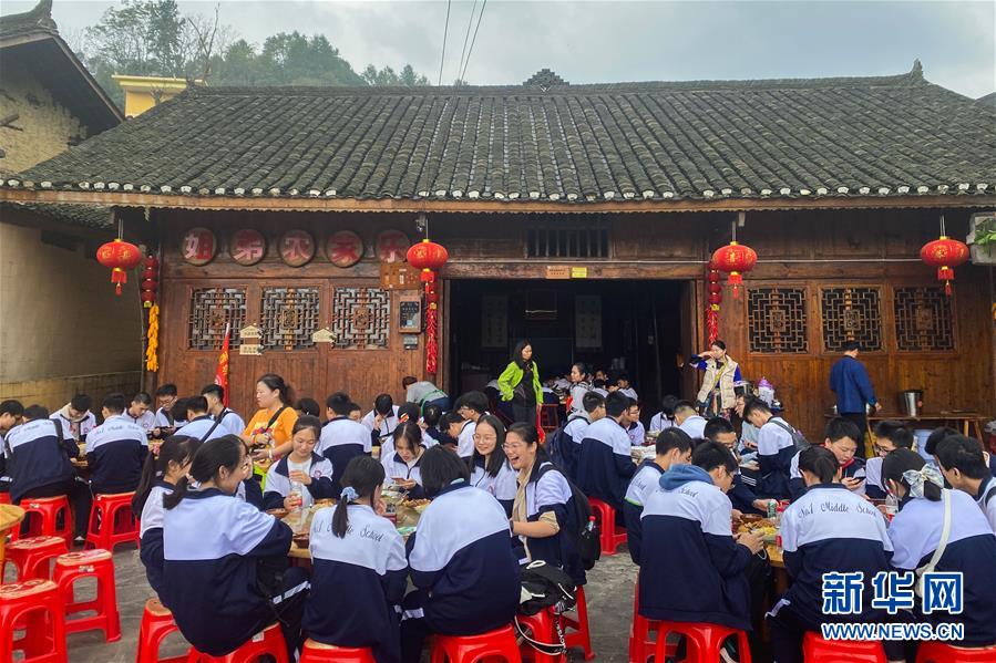 （在習(xí)近平新時(shí)代中國特色社會主義思想指引下——新時(shí)代新作為新篇章·習(xí)近平總書記關(guān)切事·圖文互動）（2）精準(zhǔn)扶貧7年，十八洞村“長”出10余種新職業(yè)