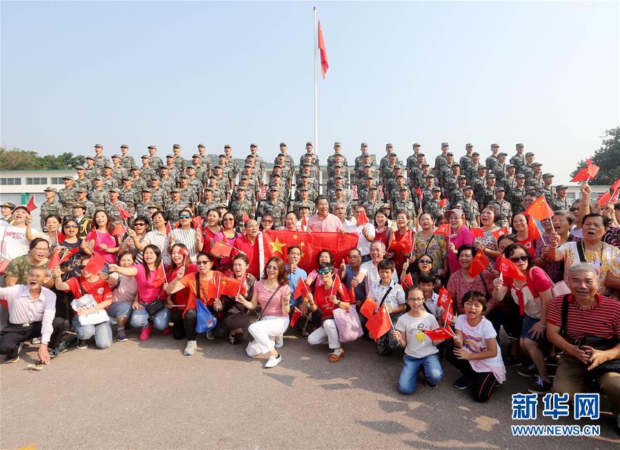 （圖文互動(dòng)）（4）“我和我的祖國(guó)，一刻也不能分割”——解放軍駐香港部隊(duì)與市民共同慶祝國(guó)慶70周年見聞