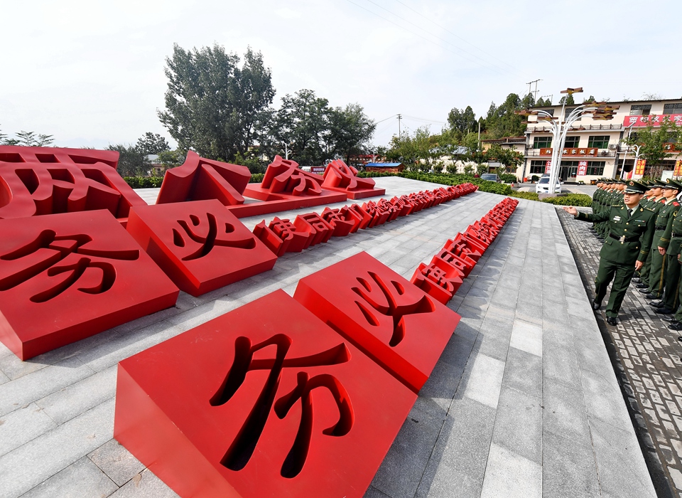 全面從嚴治黨，以更高能力和水平引領(lǐng)新時代