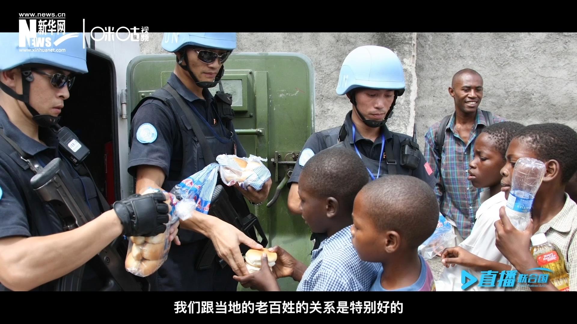 這群胸前印著五星紅旗的警察，在當(dāng)?shù)孛癖娦睦镉兄恋榈榈姆萘?，也傳遞出許多的善意與感動(dòng)。