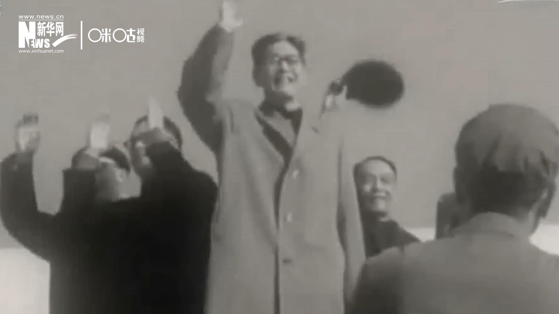 1971年11月9日，全新成立的中國聯(lián)合國代表團(tuán)在群眾的歡呼與掌聲中登上專機(jī)，正式開啟了中國的聯(lián)合國之旅。