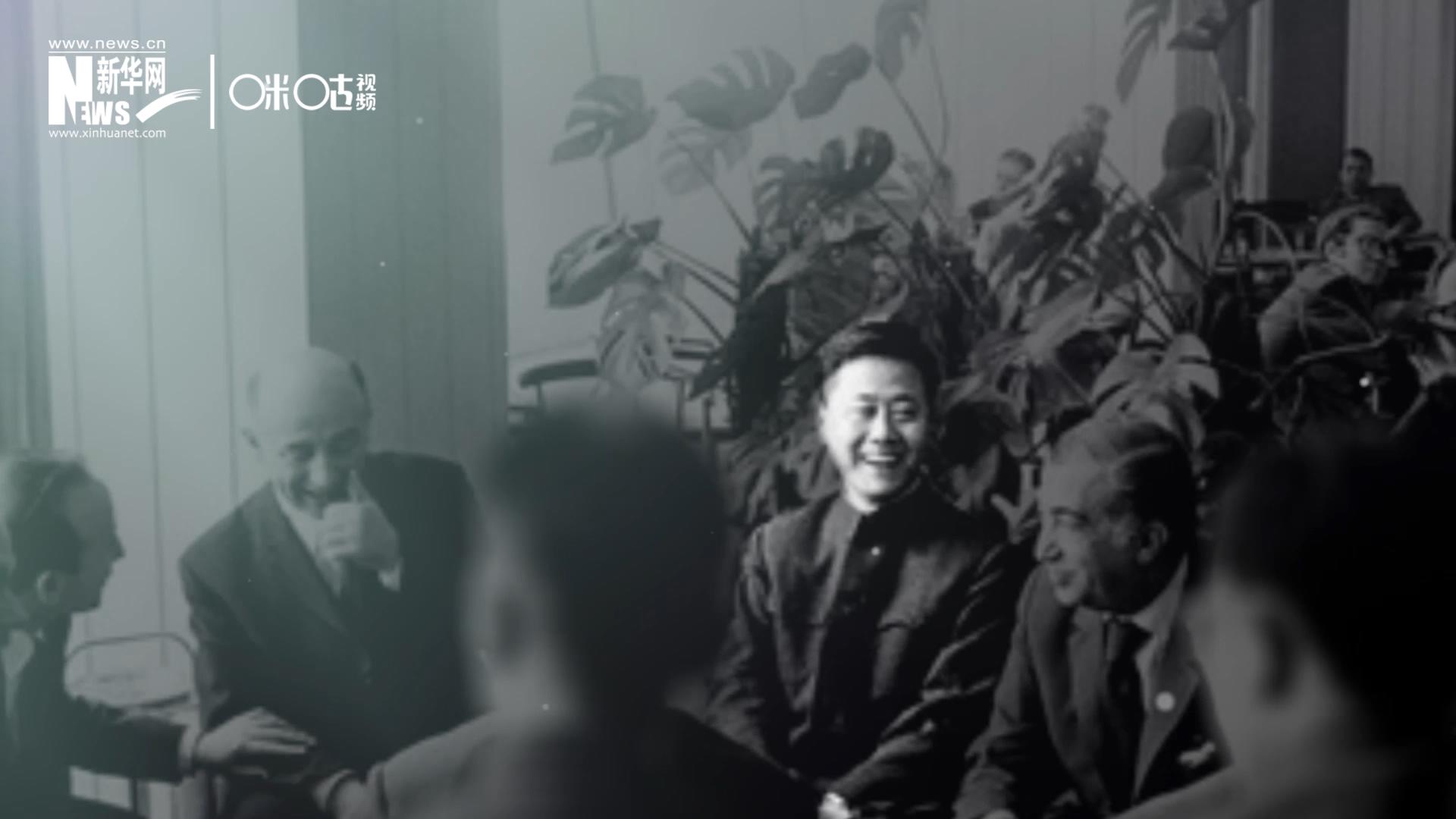 照片里的這個人是高梁，原新華社國際部記者。原本作為代表團(tuán)隨行記者的他接到通知，由他帶領(lǐng)一支先遣小組先行去紐約。