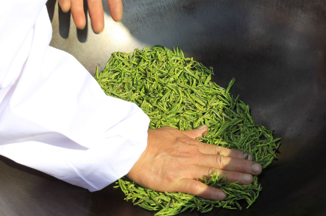 好茶占盡天時(shí)地利，炒茶師月入三五萬
