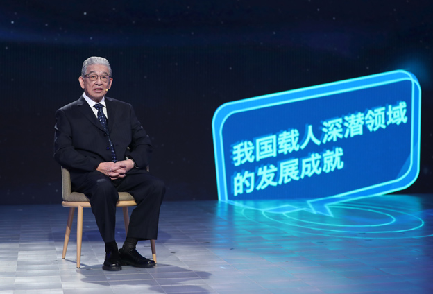 抱著要建造先進的海軍裝備保家衛(wèi)國的心愿，考入了交通大學造船系