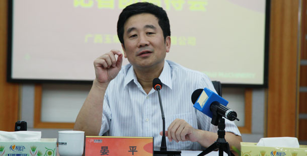 玉柴集團(tuán)公司董事局主席晏平——大家可能不一定認(rèn)識(shí)我，但是大家一定坐過裝配玉柴發(fā)動(dòng)機(jī)的客車、公交車，因?yàn)橛癫癜l(fā)動(dòng)機(jī)裝配在全國(guó)超過60%的客車、公交車上。玉柴發(fā)動(dòng)機(jī)能夠陪伴大家上班、回家、逛街，我很自豪。我們將繼續(xù)制造更多更好的綠色產(chǎn)品，造福社會(huì)和百姓。