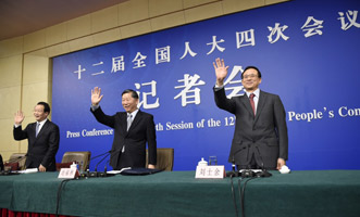 尚福林、劉士余和項(xiàng)俊波向記者揮手致意