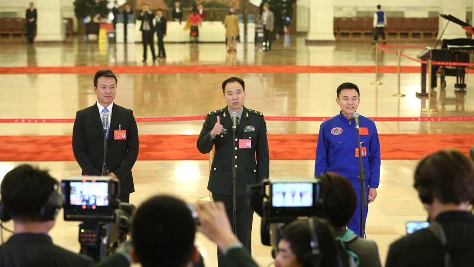 趙宏博、景海鵬、唐嘉陵代表接受采訪