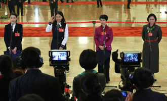 吳敏霞、杜玉濤、蒙曼、盧麗安代表接受采訪