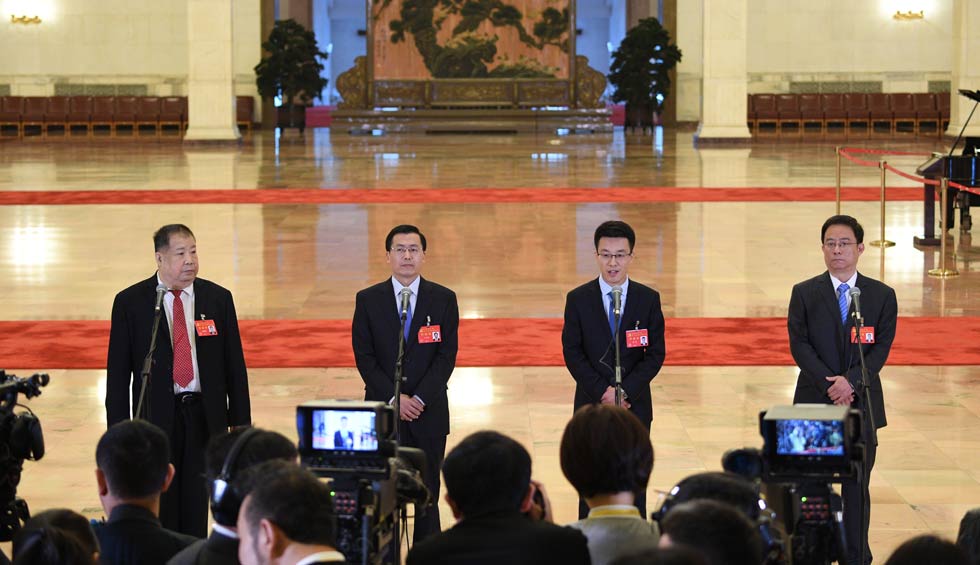 凌解放、王立平、徐川、黃一兵接受采訪