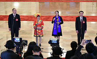 蔡松濤、杜麗群、楊小玲、賈立群代表接受采訪