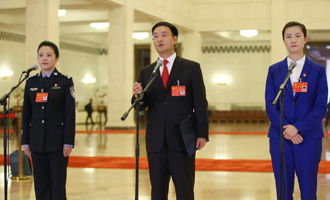 李貝、裴春亮、丁寧代表接受采訪