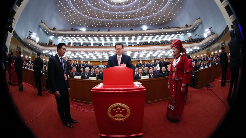 3月17日，人代會全體會議上代表在投票