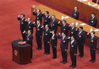 新當(dāng)選的全國人大常委會副委員長、秘書長進(jìn)行憲法宣誓