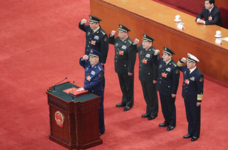 中央軍委副主席、委員進(jìn)行憲法宣誓