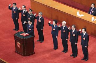 國務(wù)院副總理、國務(wù)委員、秘書長進(jìn)行憲法宣誓