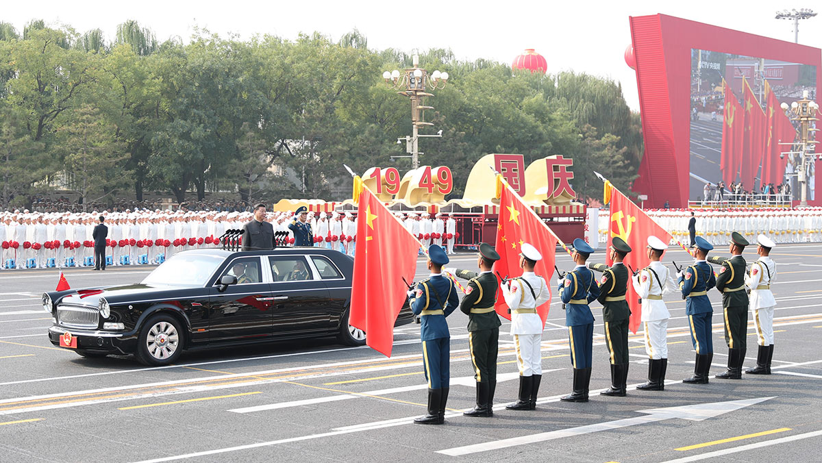 習(xí)近平驅(qū)車(chē)行進(jìn)至黨旗、國(guó)旗、軍旗前，向旗幟行注目禮