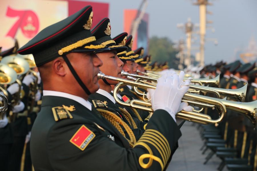 解放軍聯(lián)合軍樂團在廣場就位后進行準備工作和試奏。據(jù)了解，解放軍聯(lián)合軍樂團此次演奏是從開國大典至今歷次閱兵以來演奏曲目最多的一次，不少曲目是為此次閱兵量身打造的全新作品，此次也是歷次女演奏員最多的一次。