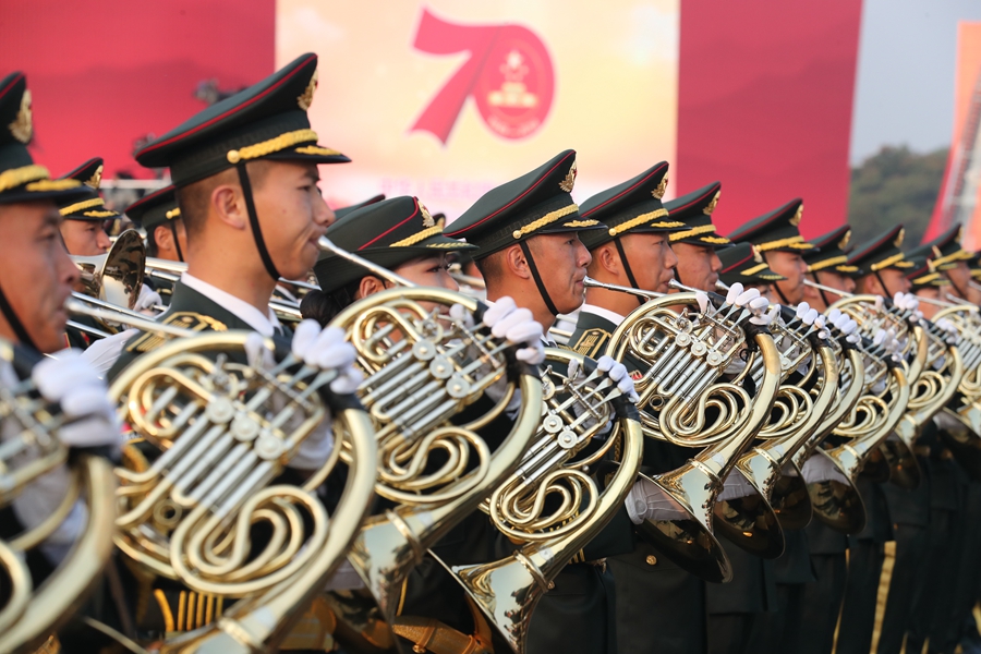 解放軍聯(lián)合軍樂團在廣場就位后進行準備工作和試奏。據(jù)了解，解放軍聯(lián)合軍樂團此次演奏是從開國大典至今歷次閱兵以來演奏曲目最多的一次，不少曲目是為此次閱兵量身打造的全新作品，此次也是歷次女演奏員最多的一次。