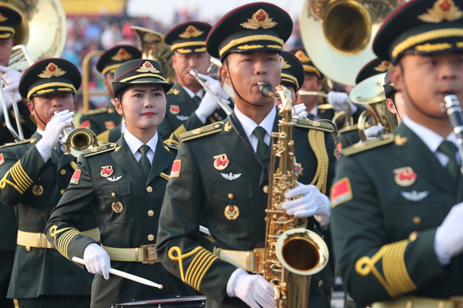 解放軍聯(lián)合軍樂團在廣場就位后進行準備工作和試奏。據(jù)了解，解放軍聯(lián)合軍樂團此次演奏是從開國大典至今歷次閱兵以來演奏曲目最多的一次，不少曲目是為此次閱兵量身打造的全新作品，此次也是歷次女演奏員最多的一次。